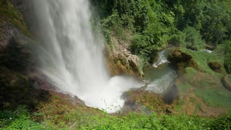 Cascada-Tiro-Alto-ángulo-Verano-Día-Soleado-Bosque-Parque-Nacional-Acantilado-Río