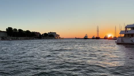 Sonnenuntergang-über-Dem-Yachthafen-Und-Der-Altstadt-Von-Zadar,-Kroatien