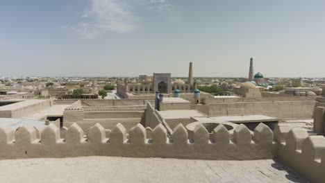Antike-Bauwerke-In-Der-Altstadt-Von-Chiwa,-Usbekistan-–-Schwenk
