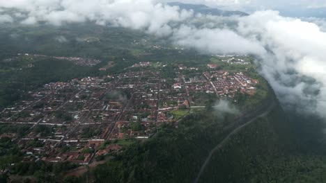 Flug-über-Barichara,-Kolumbien,-Idyllische-Kolonialstadt-Unter-Wolken,-Hochhaus-Drohnenaufnahme