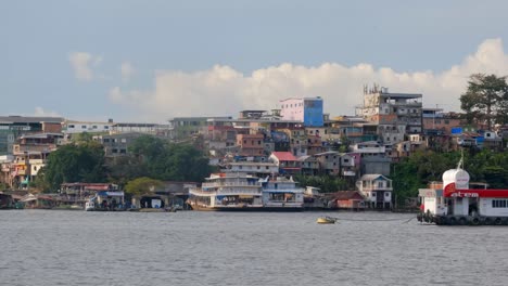 Recorriendo-La-Parte-Superior-Del-Río-Amazonas-En-Un-Barco-A-Través-De-La-Ciudad-Brasileña-De-Manaus