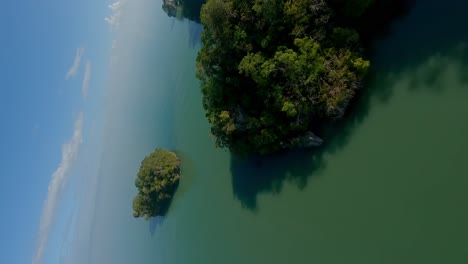 FPV-Aufnahme-Eines-Sees-Im-Nationalpark-Los-Haitises,-Dominikanische-Republik