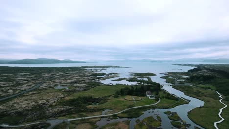 Luftaufnahme-Der-Thingvellir-Berge-Mit-Fluss-Und-Straßen,-Island