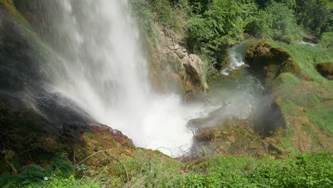 Cascada-Tiro-Alto-ángulo-Verano-Día-Soleado-Bosque-Parque-Nacional-Chapoteo-Agua