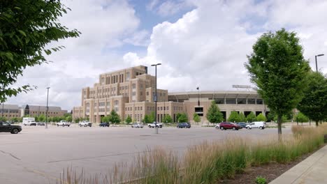 Estadio-De-Fútbol-De-Notre-Dame-En-South-Bend,-Indiana,-Con-Video-De-Cardán,-Toma-Amplia-Caminando-Hacia-Adelante-Junto-A-Dos-árboles