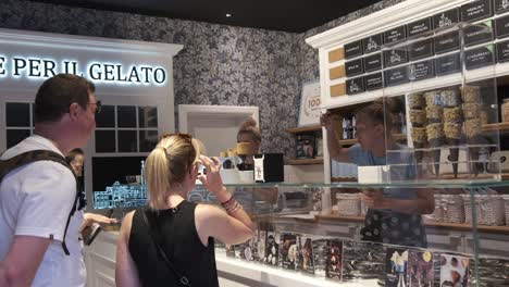 People-shopping-for-gelato-in-one-of-Zadars-favourite-stores,-Croatia-summer