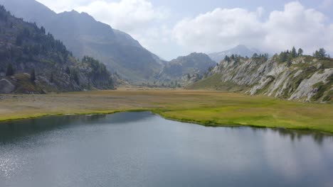 Volando-Sobre-Un-Lago-De-Montaña,-Val-D?-Aosta-Italia