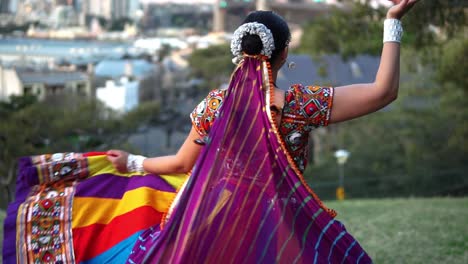 Indische-Frau-In-Farbenfrohen-Kostümen-Tanzt-Traditionellen-Indischen-Tanz-Im-Garten-In-Sydney,-Australien