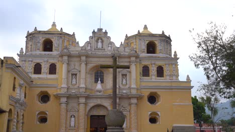 Toma-Panorámica-De-La-Iglesia-En-Antigua-Guatemala-Sin-Gente