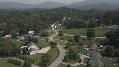 Die-Luftaufnahme-Führt-Zu-Gehobenen,-Grünen-Vorortgrundstücken-In-North-Carolina