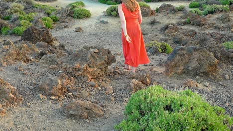Mujer-Con-Vestido-Rojo-De-Verano-Caminando-Paisaje-Volcánico-Del-Parque-Nacional-Del-Teide
