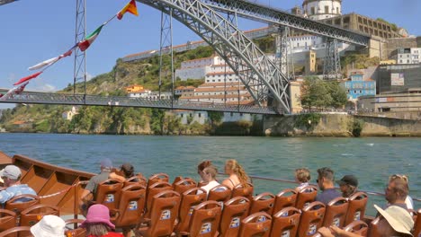Langsames-Kippen-Nach-Unten,-Das-Die-Berühmte-Dom-Luis-i-Brücke-In-Porto-Zeigt,-Die-Die-Beiden-Seiten-Der-Stadt-über-Den-Für-Portwein-Bekannten-Fluss-Douro-Verbindet