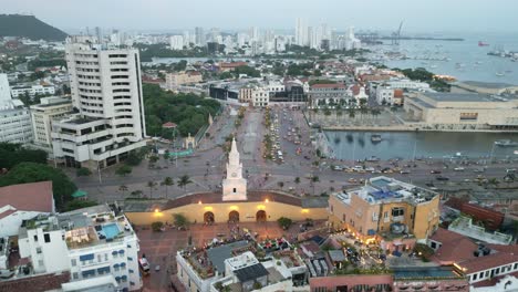 Luftdrohne-Fliegt-über-Der-Kathedrale-Von-Cartagena,-Kolumbien,-Bei-Tageslicht,-Panorama-Der-Kolonialen-Touristenstadt-In-Lateinamerika