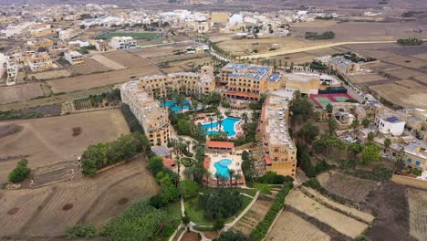 Vista-Aérea-De-Un-Complejo-Hotelero-Y-Sus-Alrededores-En-Gozo,-Malta