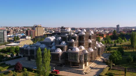 Vista-Aérea-Del-Notable-Edificio-De-La-Biblioteca-En-Pristina,-La-Capital-De-Kosovo.