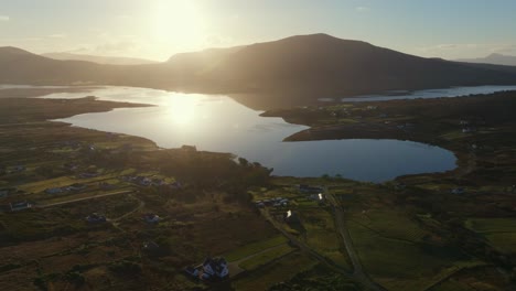 Wunderschöne-Sonnenaufgangs-Drohnenaufnahme-Der-Landschaften-Der-Insel-Achill-In-Irland