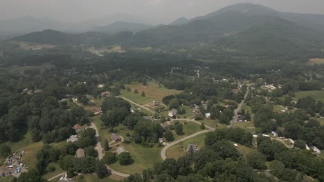 Überführung:-Gehobene-Landhäuser-In-Den-Smoky-Mountains-Im-US-Bundesstaat-North-Carolina
