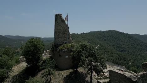 Ruinen-Von-Castell-De-Calders-Und-Katalanische-Unabhängigkeitsflagge,-Berge