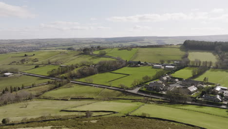 Drohnenschuss,-Der-über-Hügel-Fliegt-Und-Das-Grüne-West-Yorkshire-Tal-Freigibt