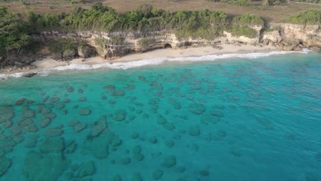 Der-Strand-Playa-Chencho-In-Der-Dominikanischen-Republik-Ist-Sandig-Und-Hat-Wunderschönes-Klares-Wasser-Mit-Unterwasserfelsen