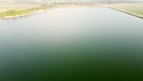 Luftaufnahme-Einer-Landschaft-Am-Ende-Des-Pa-Sak-Jolasid-Staudamms-Mit-Grünem-Gras-Und-Wasser