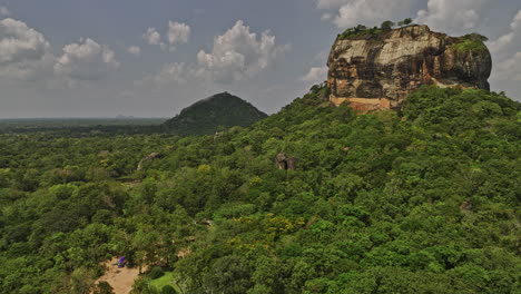 Sigiriya,-Sri-Lanka,-Luftaufnahme-V5-Und-Rund-Um-Den-Sigiriya-Felsen,-Aufnahme-Des-Historischen-Wahrzeichens-Der-Antiken-Ruinen,-Umgeben-Von-Bergen-Und-üppiger-Waldlandschaft-–-Aufgenommen-Mit-Mavic-3-Cine-–-April-2023