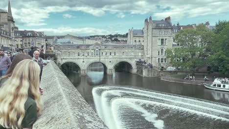 Bath,-Reino-Unido---El-Reflejo-Del-Puente-Pulteney-En-El-Río-Avon-Crea-Un-Impresionante-Espectáculo-Visual,-Mostrando-La-Brillantez-Arquitectónica-Del-Puente-Desde-Todos-Los-ángulos