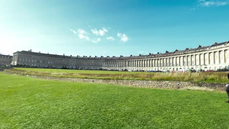 Bath,-Großbritannien-–-Die-Ikonische-Architektur-Und-Die-Atemberaubenden-Landschaftsgärten-Des-Royal-Crescent-Sorgen-Für-Ein-Unvergessliches-Erlebnis-Für-Alle-Besucher