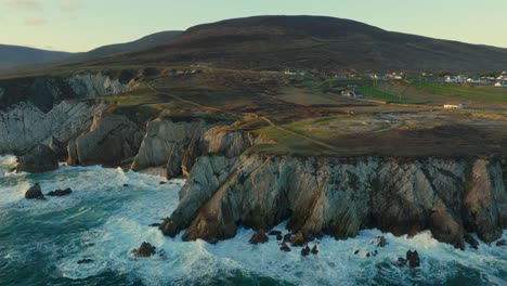 Wellen-Plätschern-Bei-Sonnenuntergang-Gegen-Die-Wunderschönen-Weißen-Klippen-Von-Ashleam-In-Irland