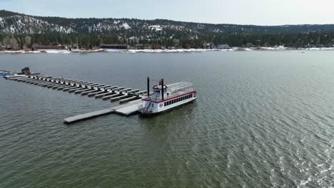 spin-around-boat-with-red-line-in-a-big-lake-at-Big-bear-mountain-CA