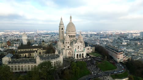 Basilica-of-Sacré-Coeur-or-Sacred-Heart-of-Montmartre-in-Paris,-France