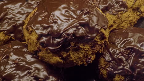 Schokoladen-Perfektion-Genießen:-Eine-Nahaufnahme-Der-Süßen-Kreationen-Der-Bäckerei