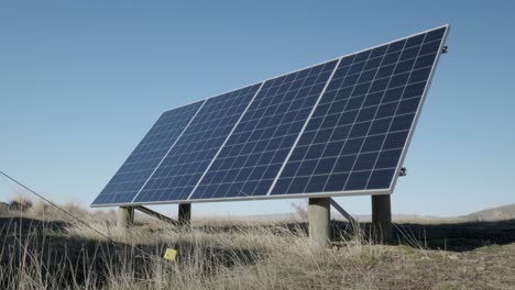 Low-Angle-Ansicht-Des-Photovoltaik-Panels-Auf-Holzstelzen