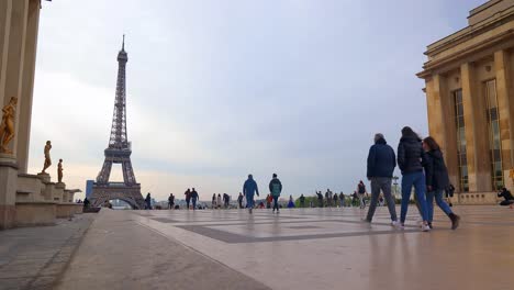 Timelapse-of-tourists-at-Trocadero-in-Paris-with-Tour-Eiffel-in-background,-France