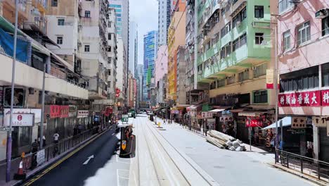 Conduciendo-Por-Des-Voeux-Road-Hacia-El-Oeste-En-Hong-Kong-En-Un-Día-Soleado