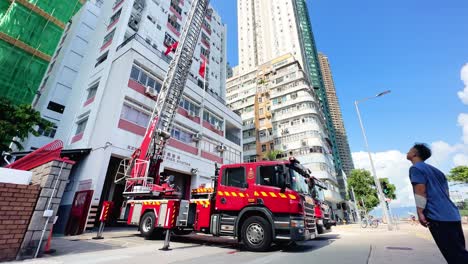 Prüfung-Der-Leiter-Eines-Feuerwehrautos-In-Der-Feuerwache-Von-Kennedy-Town,-Hongkong