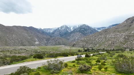 Conducir-Crv-A-Través-Del-Desierto-De-Palm-Springs-Ca-Con-Montañas-En-El-Fondo