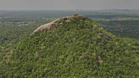 Sigiriya-Sri-Lanka-Luftaufnahme-V11-Filmischer-Drohnenüberflug-Markantes-Wahrzeichen-Pidurangala-Felsen-Mit-üppigen-Wäldern,-Landschafts--Und-Wildnisansichten-–-Aufgenommen-Mit-Mavic-3-Cine-–-April-2023