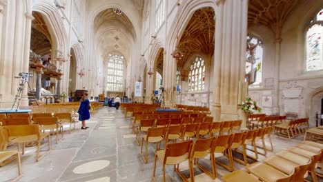 Bath,-UK---Summer-graduation-ceremonies---The-interior-architecture-of-Bath-Abbey-is-a-sight-to-behold