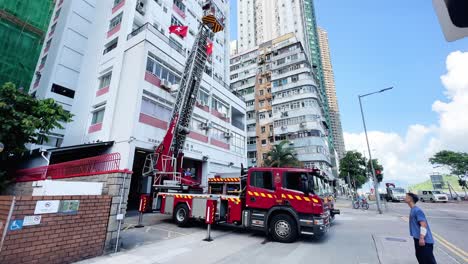 Feuerwehrauto-Leitertest-Unter-Aufsicht-Eines-Feuerwehrmanns-In-Kennedy-Town,-Hongkong