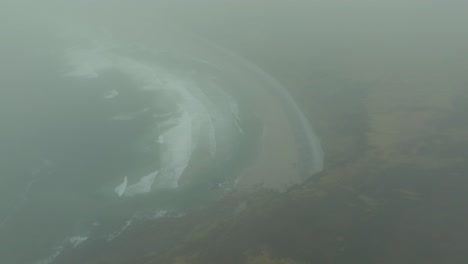 Drohne-Fliegt-Aus-Den-Wolken-Zum-Wunderschönen-Kielstrand-Auf-Achill-Island