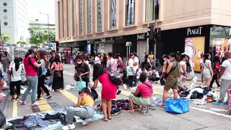 Straßenverkäufer-Auf-Dem-Wöchentlichen-Sonntagsmarkt-Für-Haushaltshilfen-Im-Zentralen-Finanzviertel-Von-Hongkong
