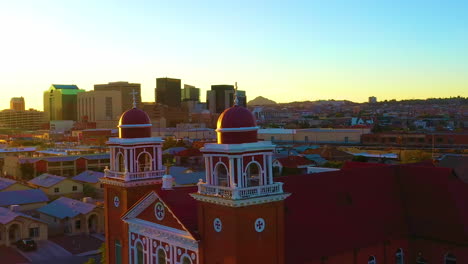 Vista-Por-Drones-De-La-Iglesia-De-San-Ignacio-En-El-Paso,-En-Una-Hermosa-Puesta-De-Sol