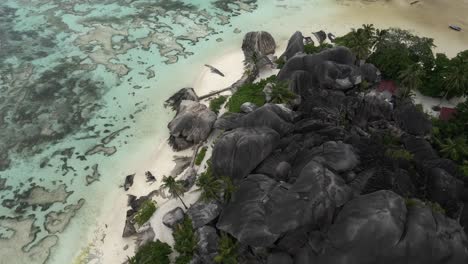Playa-De-Anse-Source-D&#39;argent-En-La-Isla-La-Digue-En-Seychelles-Filmada-Desde-Arriba