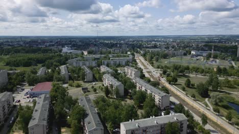 Drone-Sobre-Zona-Residencial-Industrial-Daugavpils-Latgale-Letonia-Establecimiento