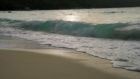 Wellen-In-Zeitlupe-Auf-Den-Seychellen,-Gefilmt-An-Einem-Strand-Bei-Sonnenuntergang