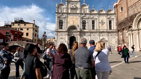 Eine-Gruppe-Von-Touristen-Steht-An-Einem-Sonnigen-Tag-Im-Mai-Auf-Der-Piazza-Vor-Der-Kirche-San-Zanipolo-Und-Der-Scuola-Grande-Di-San-Marco-In-Venedig