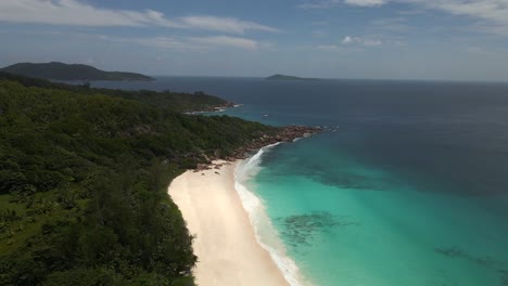 Landschaften-Auf-Der-Insel-La-Dique-Auf-Den-Seychellen,-Gefilmt-Mit-Einer-Drohne-Von-Oben,-Die-Das-Meer,-Felsen-Und-Palmen-Zeigen
