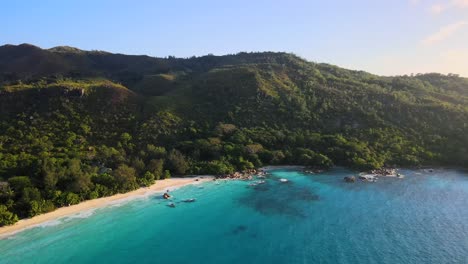 Mit-Einer-Drohne-Von-Oben-Gefilmte-Landschaften-Auf-Den-Seychellen,-Die-Das-Meer,-Felsen-Und-Palmen-Zeigen