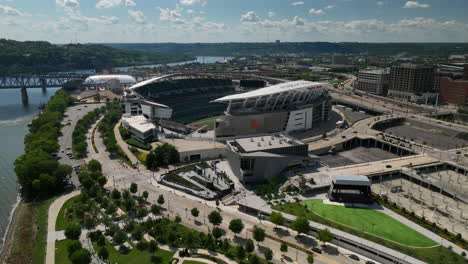 Aerial-approach-of-Paycor-stadium-in-downtown-Cincinnati,-Ohio
